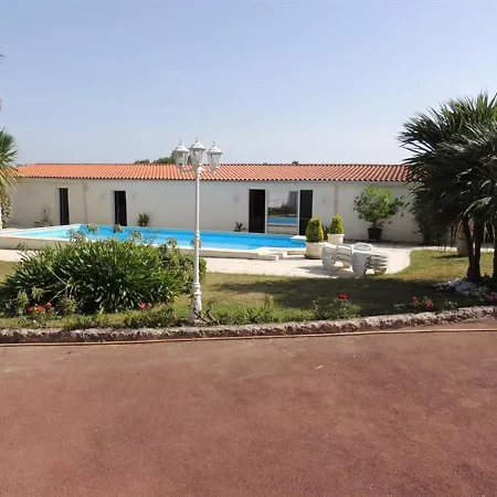 House Avec Piscine * Saint-Romain-de-Benet